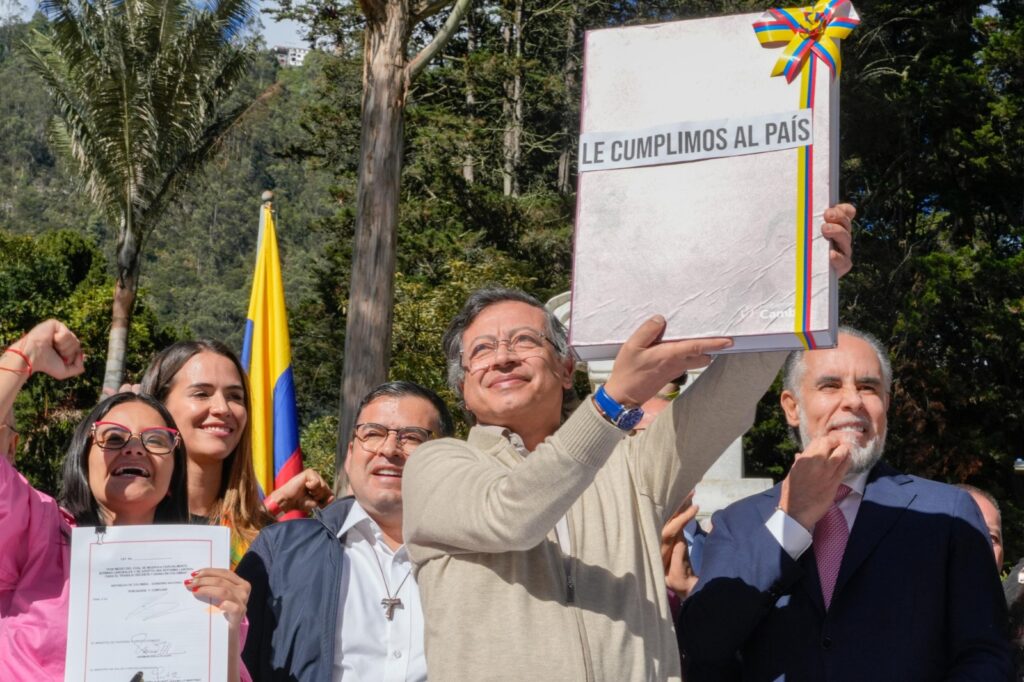 Petro sanciona la reforma laboral y habla de constituyente