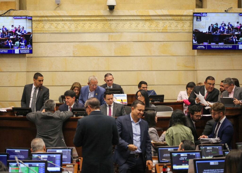 Ayer fue una jornada clave para el gobierno y el Congreso. Mientras la reforma laboral fue aprobada, la plenaria negó la consulta popular, y la Corte Constitucional ordenó devolver la reforma pensional a la Cámara.